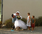 et hop, tradition oblige, il porte la mariée !