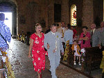 Sébastien, aux bras de sa maman, entre dans l'église