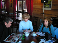 à leur table "réservée" Auto Hebdo, Paris-Match.... chocolat chaud, thé...