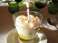 crême glacée au citron doux avec morceaiux de meringue sur ananas en coulis