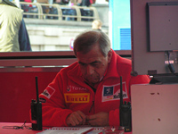 Corrado Provera plongé dans les tableaux.... les chiffres