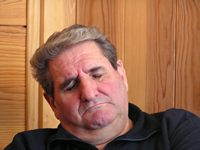 Papi qui cogite en dormant